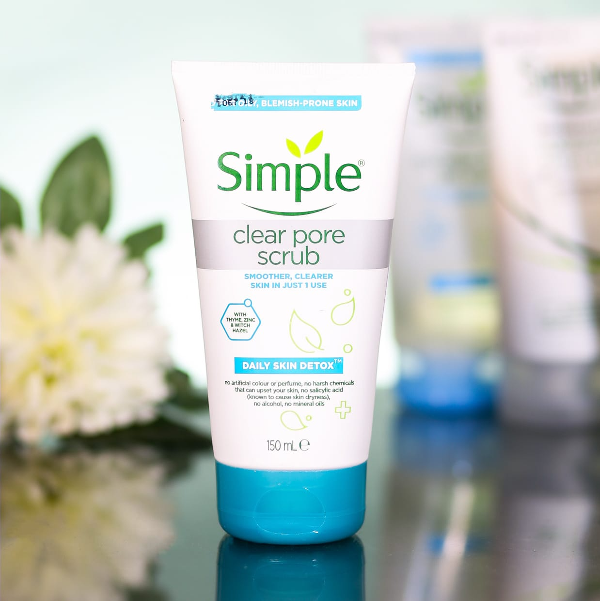 SIMPLE DAILY SKIN DETOX CLEAR PORE SCRUB 150ML