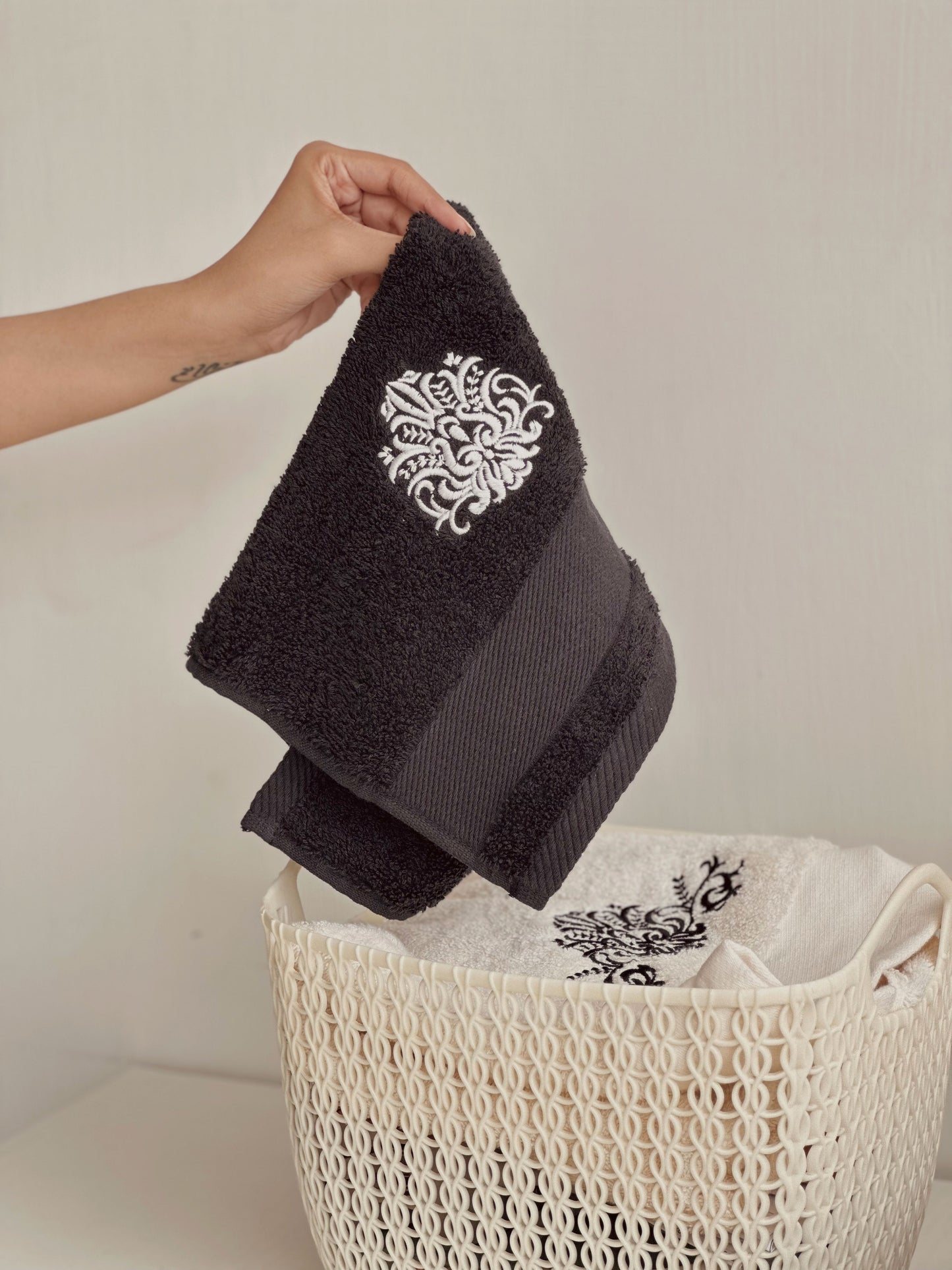 DAMASK NOIR TOWEL
